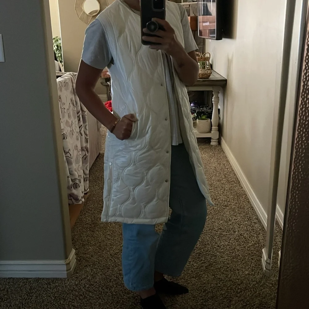 Joie Long White Sleeveless Puffer Vest, lightweight and quilted w/Pockets. - Picture 10 of 10